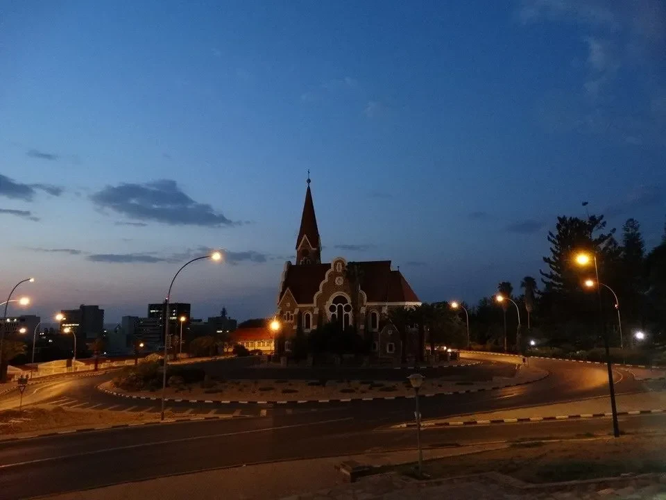 Vista notturna della chiesa di Christus-Kirche in una città africana.