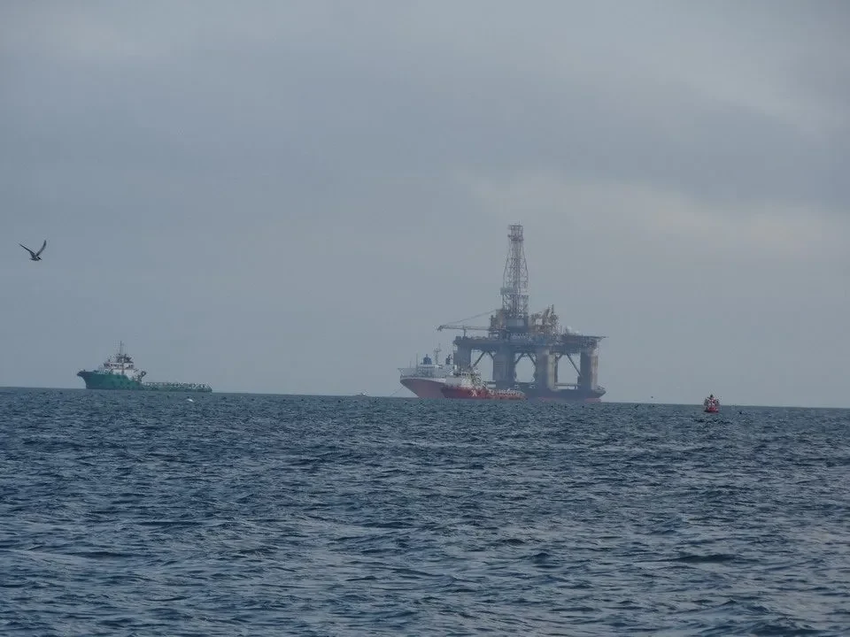 Diverse navi navigano sull'acqua sotto un cielo coperto.