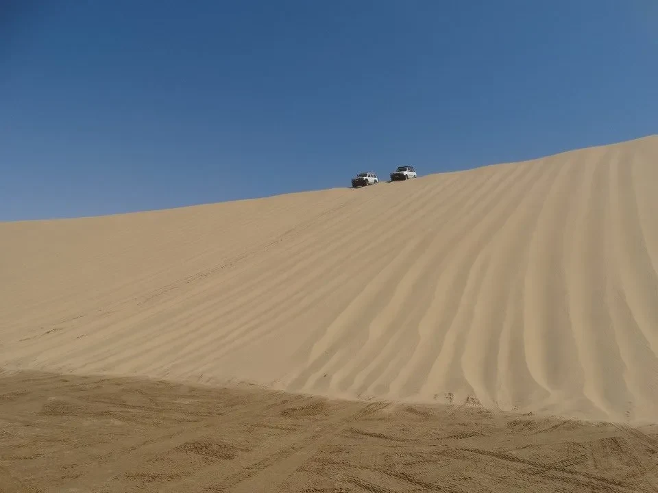 Dune sabbioso sotto un cielo azzurro in Namibia, Botswana o Zimbabwe.