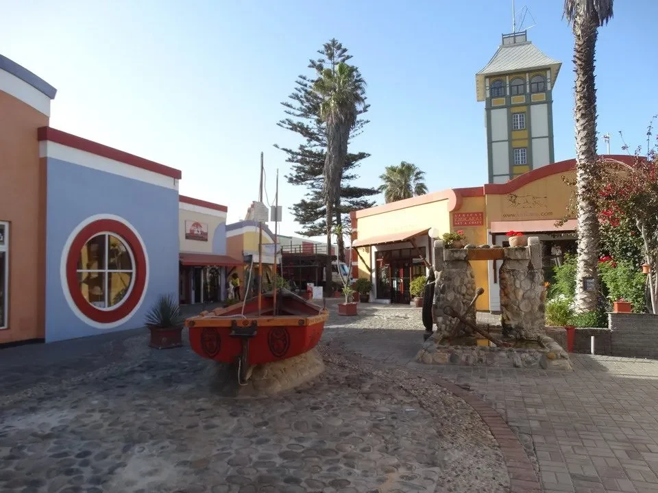 Vista esterna di un complesso di edifici colorati in stile coloniale in una località del Namib.
