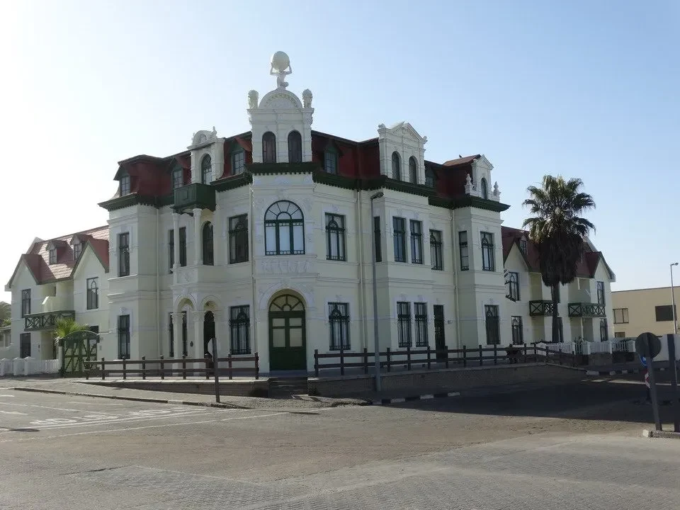 Facciata elegante di un edificio storico in Namibia.