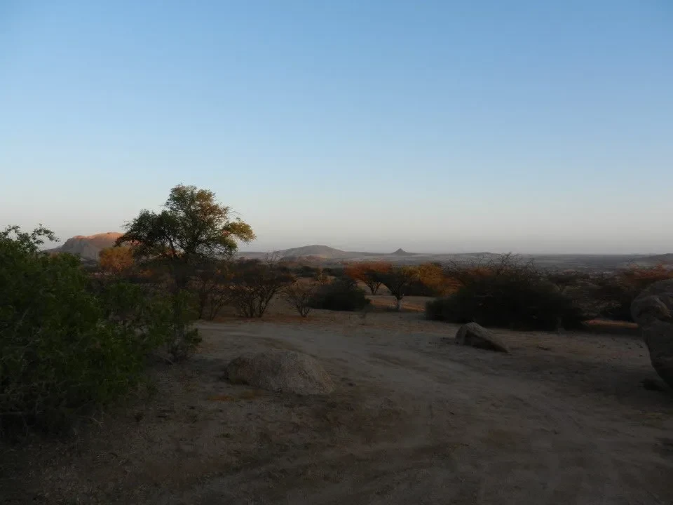 Paesaggio arido della savana africana al tramonto.