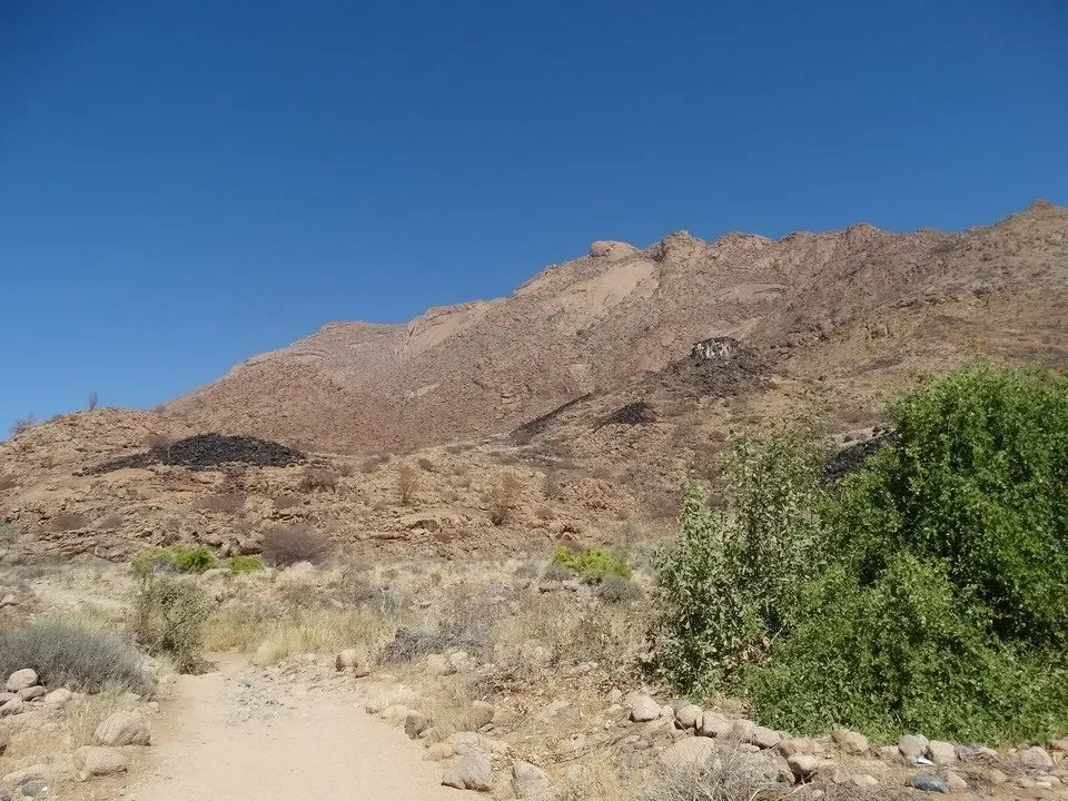Collina arida del deserto sotto un cielo limpido.