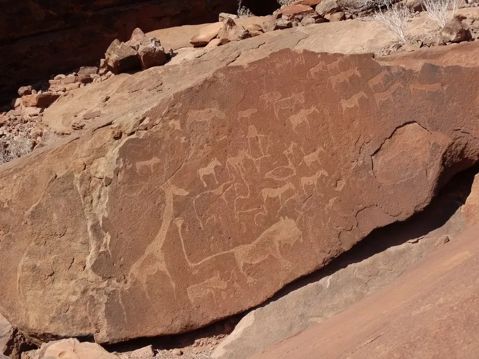 Disegno rupestre di antilipe visibile su una grande roccia nel deserto africano.