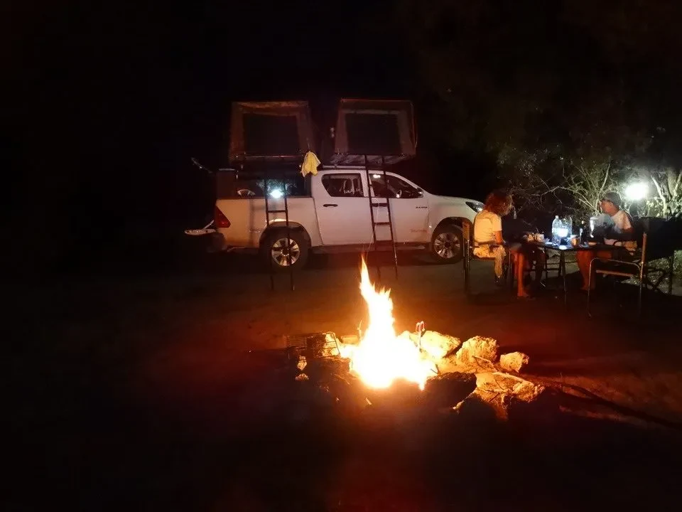 Una tenda da campo è allestita per una notte in un ambiente selvaggio.