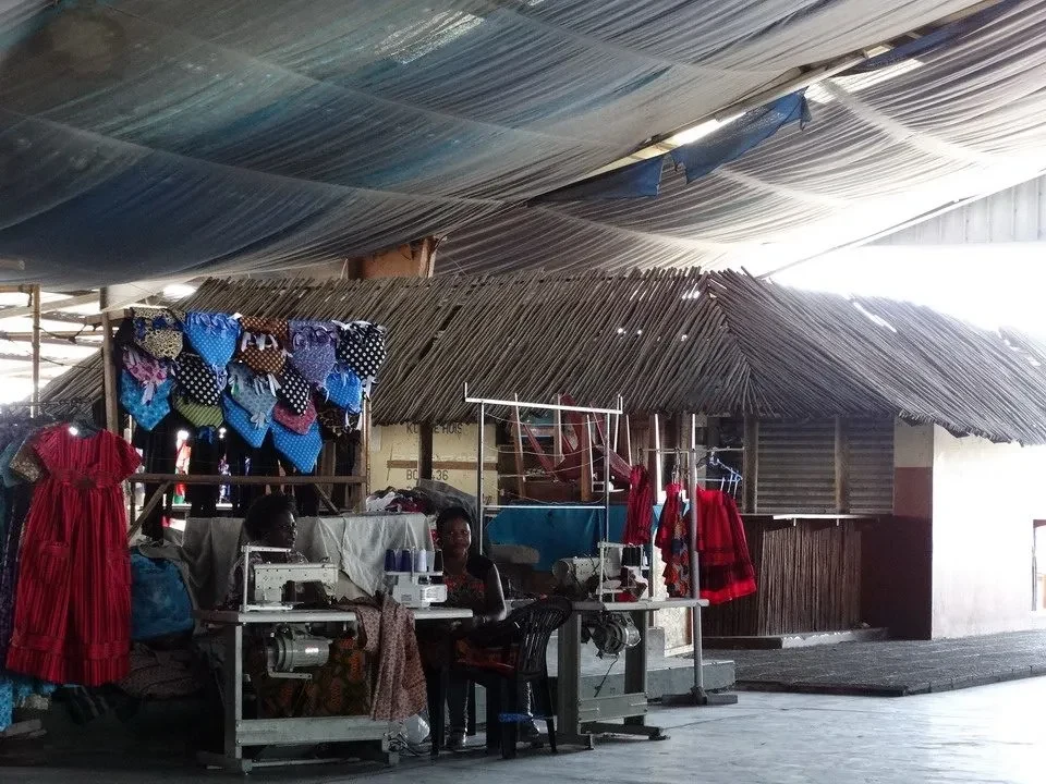 Mercato di tessuto in una struttura coperta in Namibia, Botswana o Zimbabwe.
