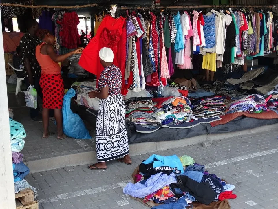 Mercato di strada con venditori di vestiti in una zona del Namib/Botswana/Zimbabwe.