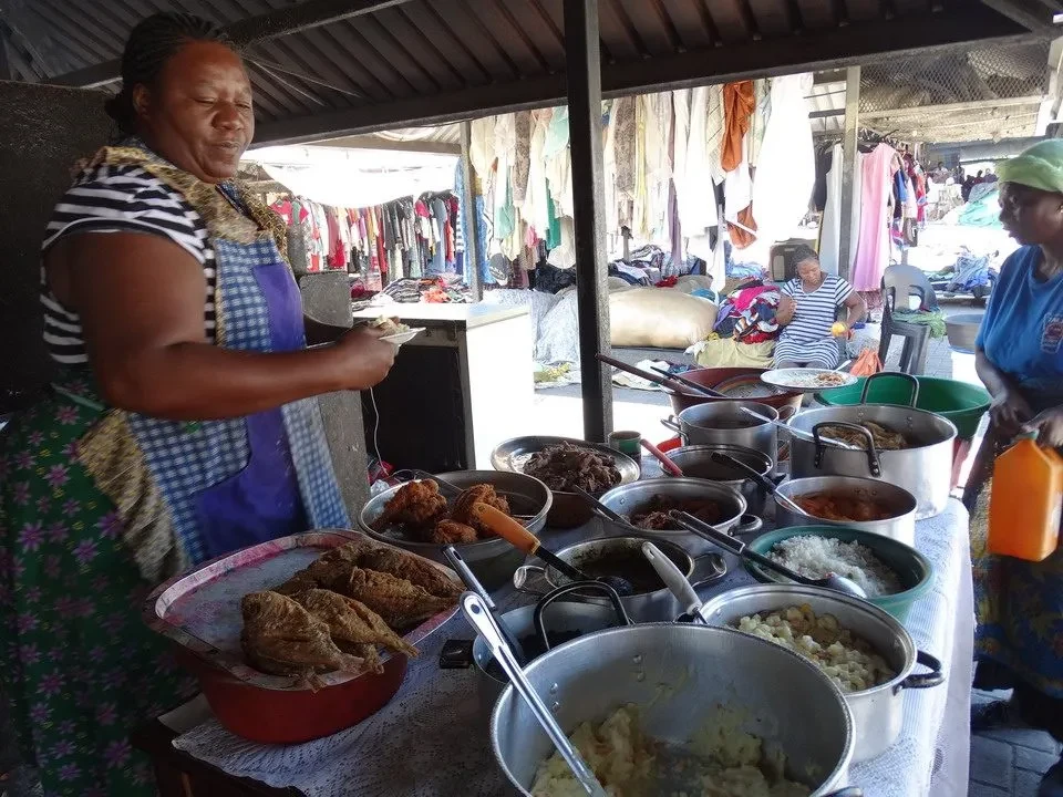 Mercato all'aperto con venditori di cibo in Namibia, Botswana e Zimbabwe.