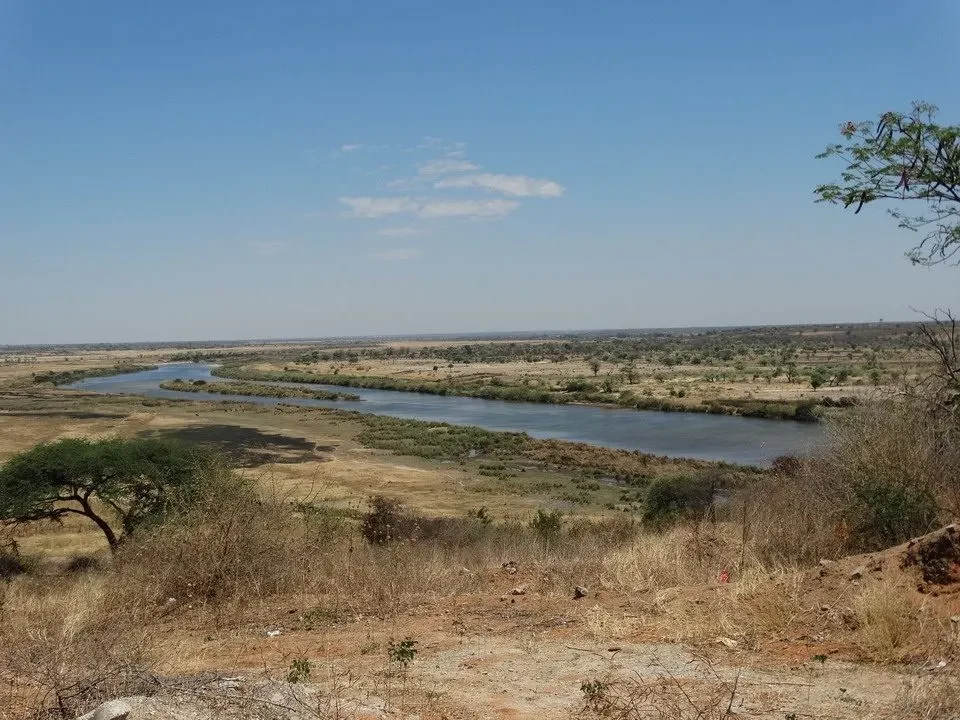Il fiume Okavango scorre attraverso un paesaggio arido in Namibia, Botswana e Zimbabwe.