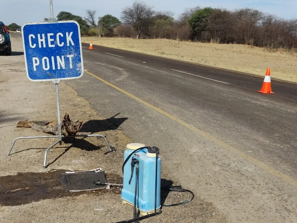 Segnale di controllo posto lungo la strada in Namibia, Botswana o Zimbabwe.