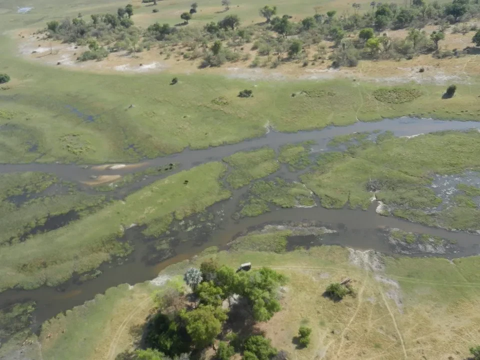 Un fiume serpeggia attraverso una vasta pianura di savana in Namibia, Botswana e Zimbabwe.