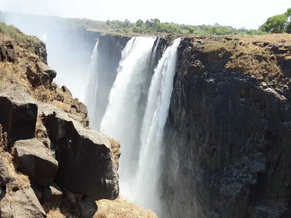 Cascata imponente che scorre su una grande parete rocciosa.