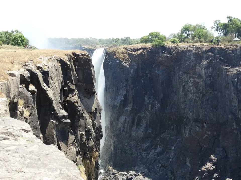 Cascata imponente scende da una gola rocciosa in Namibia, Botswana o Zimbabwe.