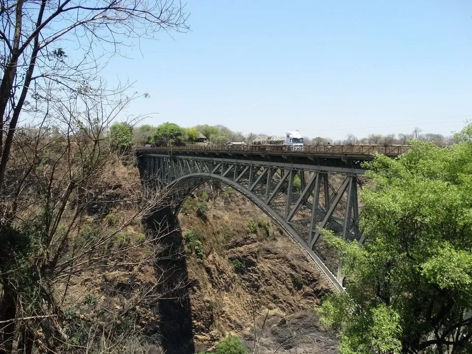 Ponte ferroviario sopra un fiume in una regione del Botswana o dello Zimbabwe.