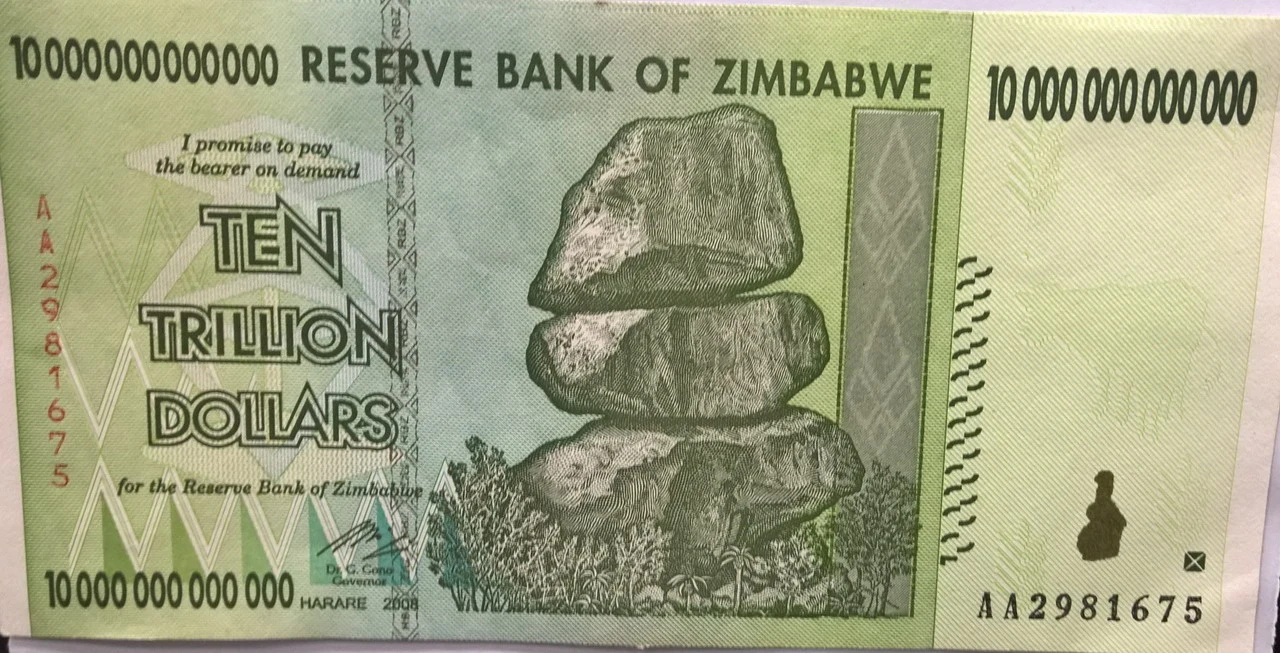 Una banconota della Banca Centrale dello Zimbabwe con una rappresentazione di rocce in primo piano.