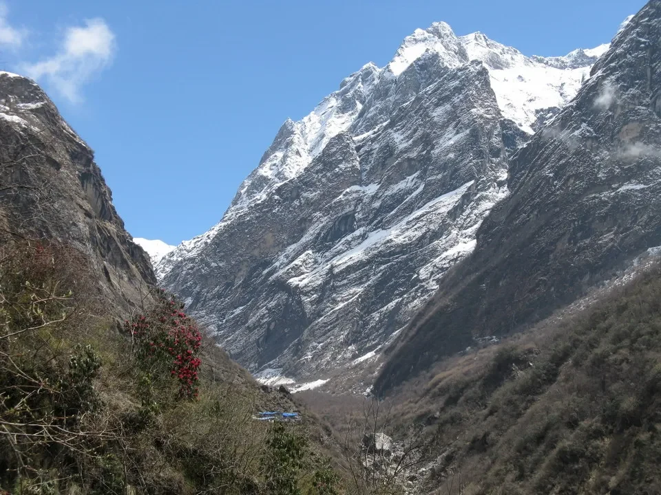 Paesaggio montano innevato delle Alpi himalayane in Nepal e Tibet.
