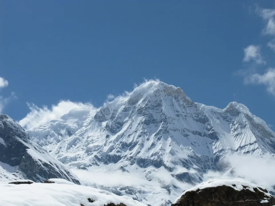 Alpi innevate del Nepal e del Tibet sotto un cielo azzurro.
