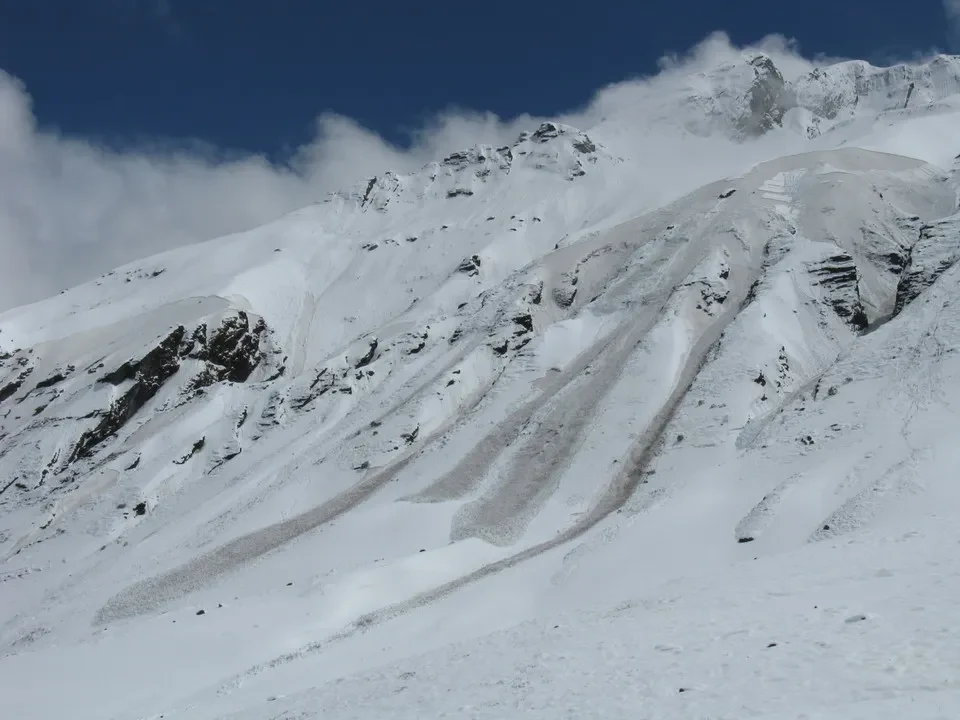 Paesaggio montano innevato con pendii ghiacciati in Nepal o Tibet.