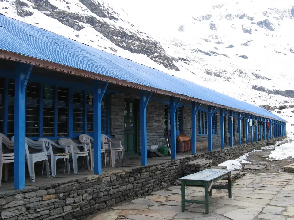 Un edificio lungo una strada innevata nel Nepal o Tibet.