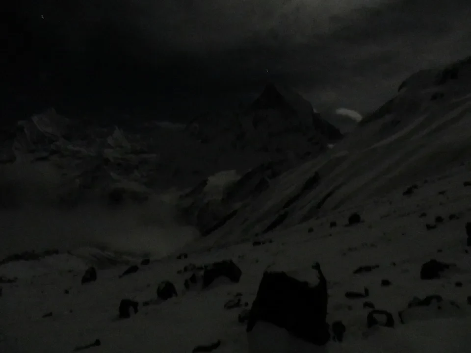 Paesaggio montano innevato e roccioso delle Alpi del Nepal o del Tibet.