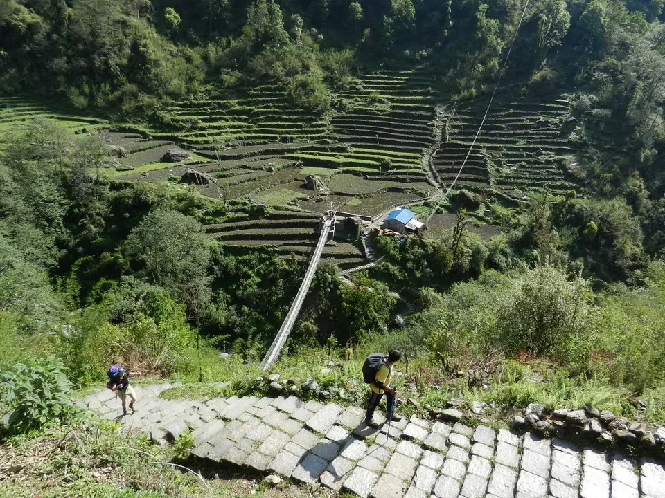 Sentiero terrazzato attraverso le colline del Nepal e del Tibet.