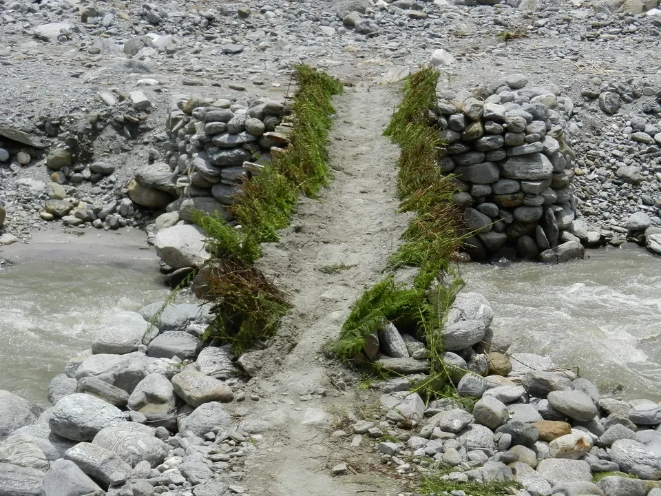 Sentiero roccioso che attraversa un fiume in Nepal e Tibet.