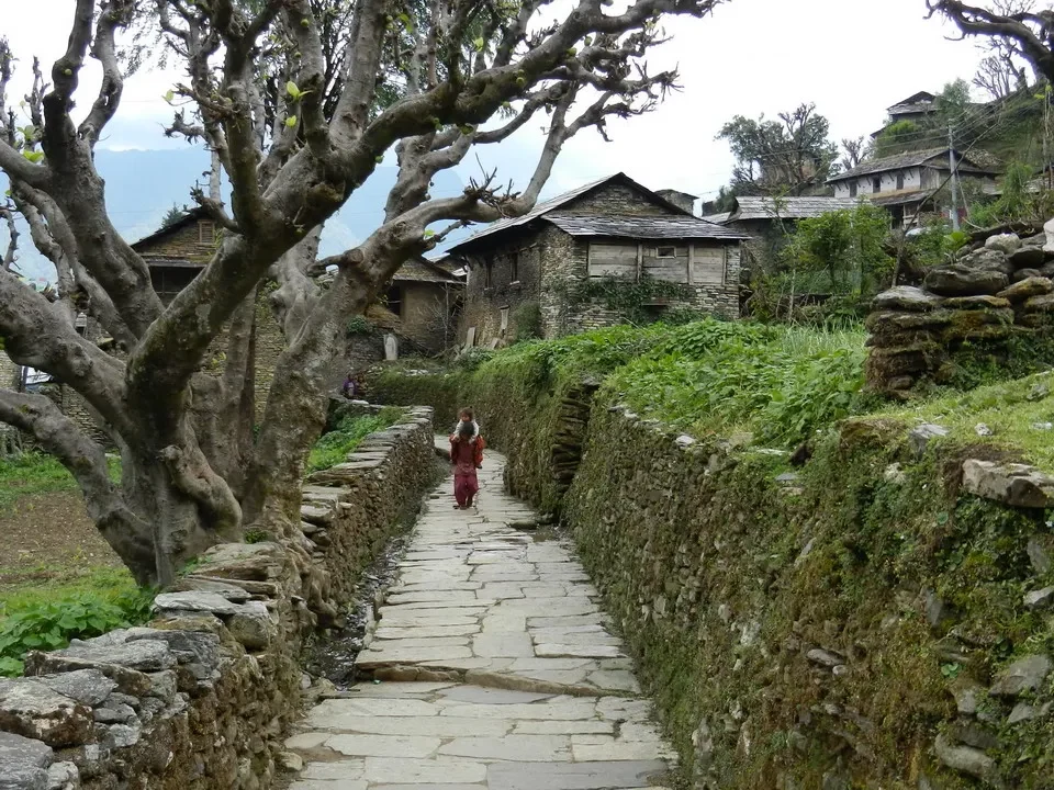 Sentiero in pietra attraverso un villaggio montano in Nepal.