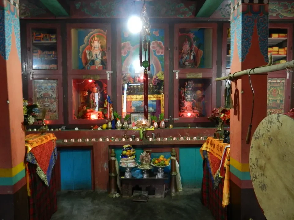 Interno colorato di un tempio buddista in Nepal o Tibet.