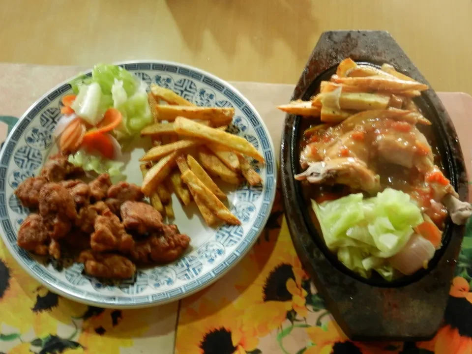 Un pasto abbondante viene servito in un ristorante in Nepal o Tibet.