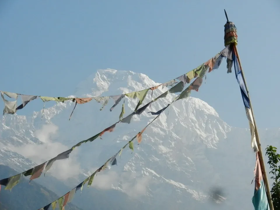 Bandiere colorate si estendono contro lo sfondo delle montagne innevate del Nepal e del Tibet.