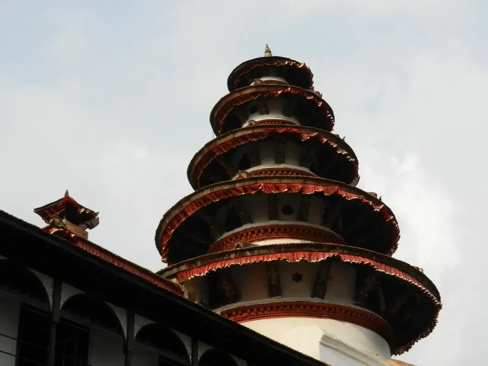 Vista di un edificio tradizionale con una struttura a più livelli in stile himalayano.