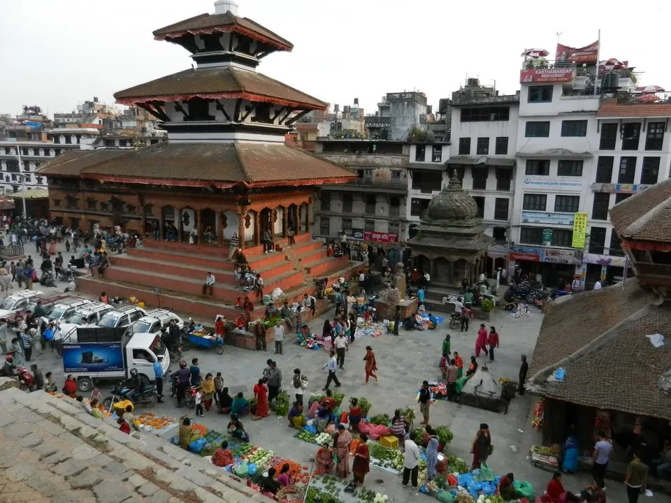 Una piazza affollata con edifici tradizionali in Nepal durante un viaggio in Tibet.