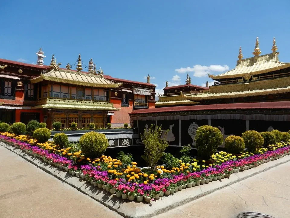 Vista di un palazzo buddista con giardini fioriti in Nepal e Tibet.