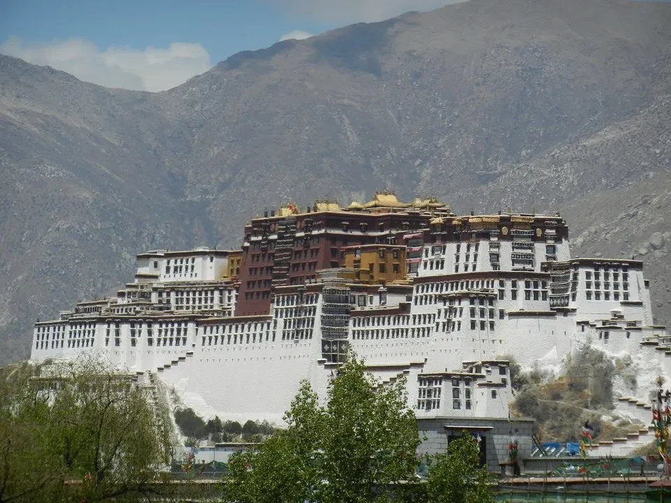 Il Potala Palace a Lhasa, Nepal, si staglia contro le montagne.