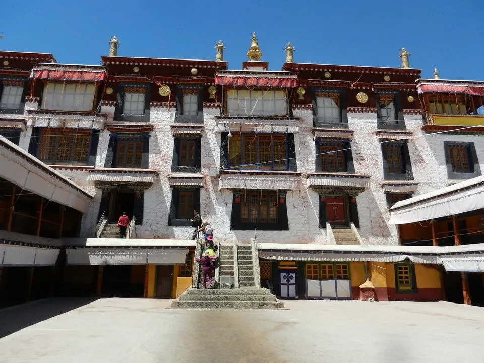 Vista frontale del monastero di Drepung a Lhasa, Nepal e Tibet.