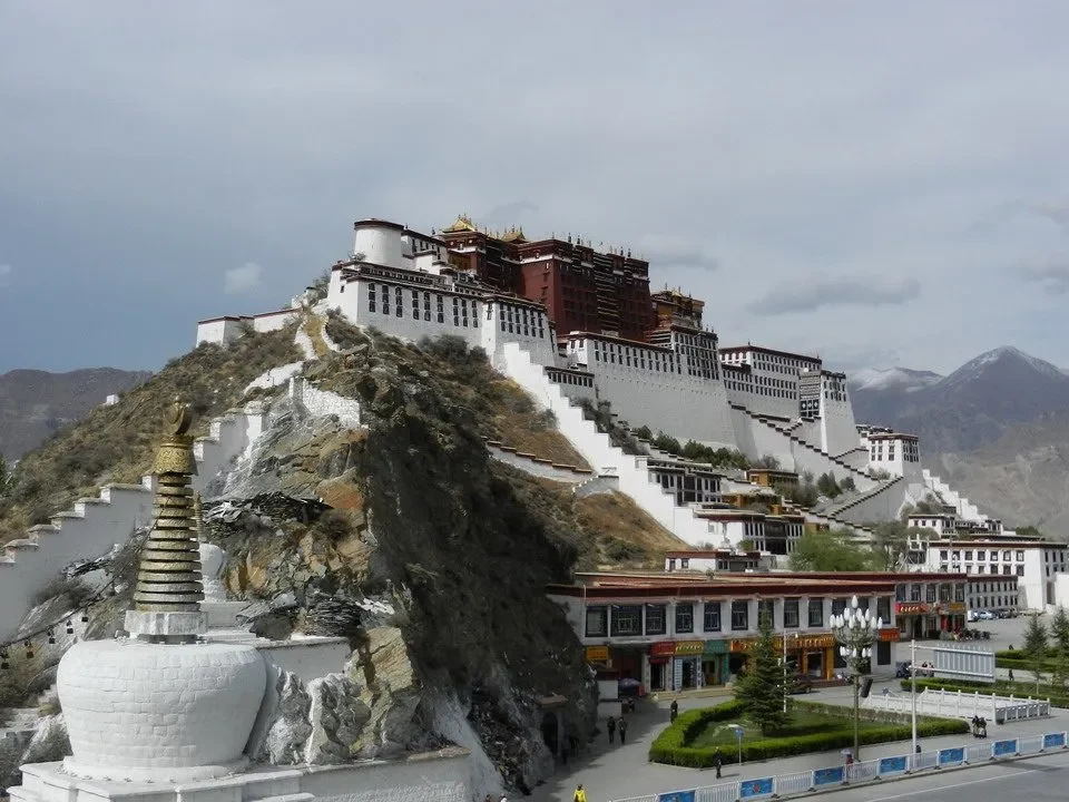 Il Potala Palace a Lhasa, in Tibet, domina il paesaggio montano.