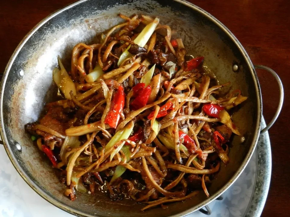 Un piatto di cibo viene servito in una padella di metallo.