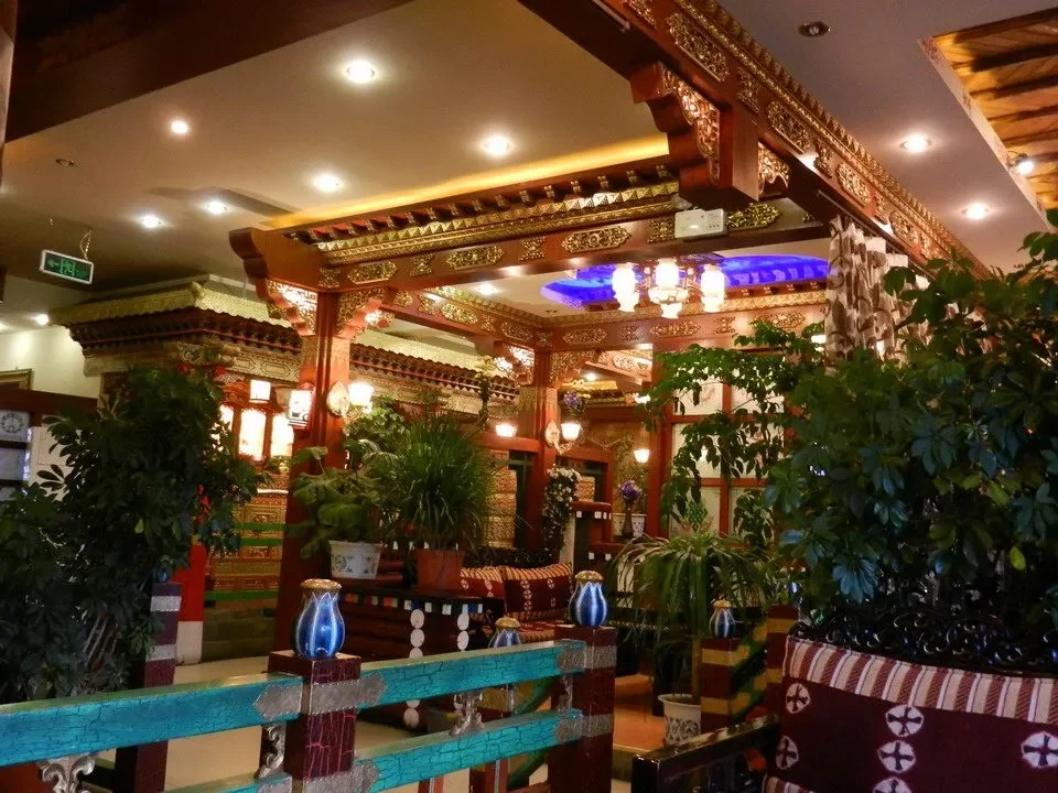 Interni riccamente decorati di un ristorante in stile tradizionale tibetano o nepalese.
