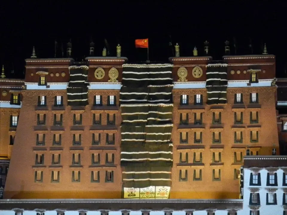Il Palazzo del Potala di Lhasa illuminato di notte in Nepal e Tibet.