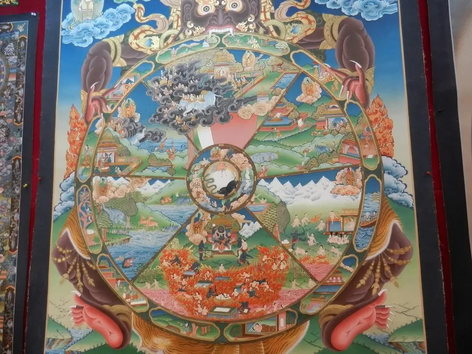 Pittura murale che raffigura un paesaggio montano e una scena religiosa buddista.