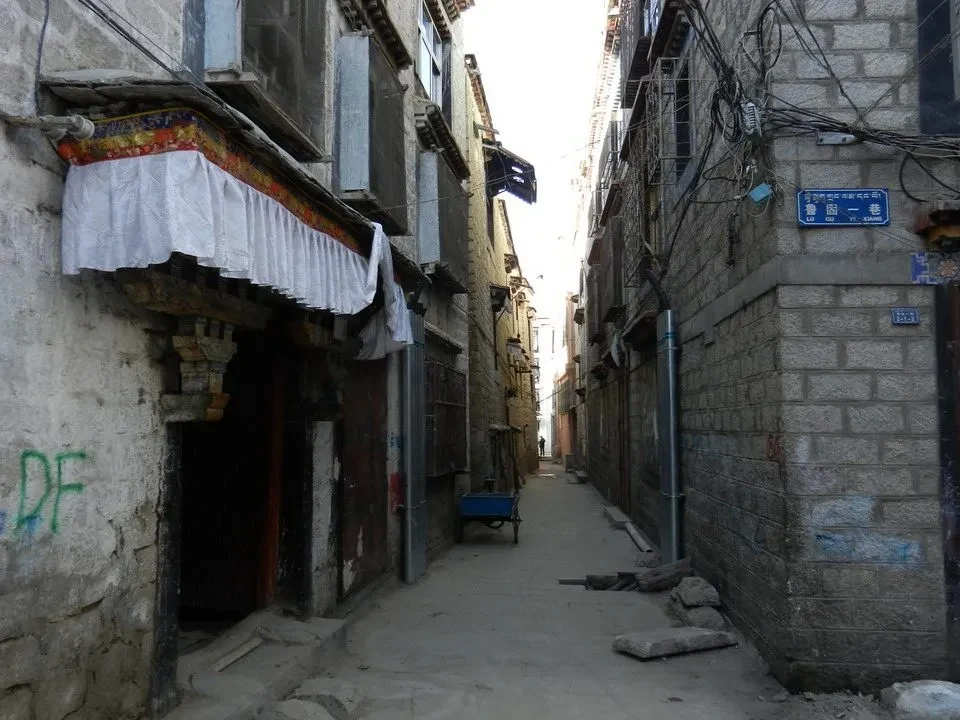 Una strada stretta e antica nel monastero di Jokhang a Lhasa, Nepal.