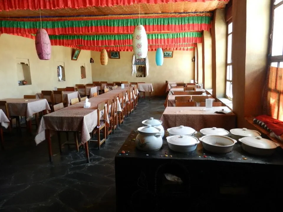 Interno di un ristorante tradizionale tibetano con decorazioni vivaci.