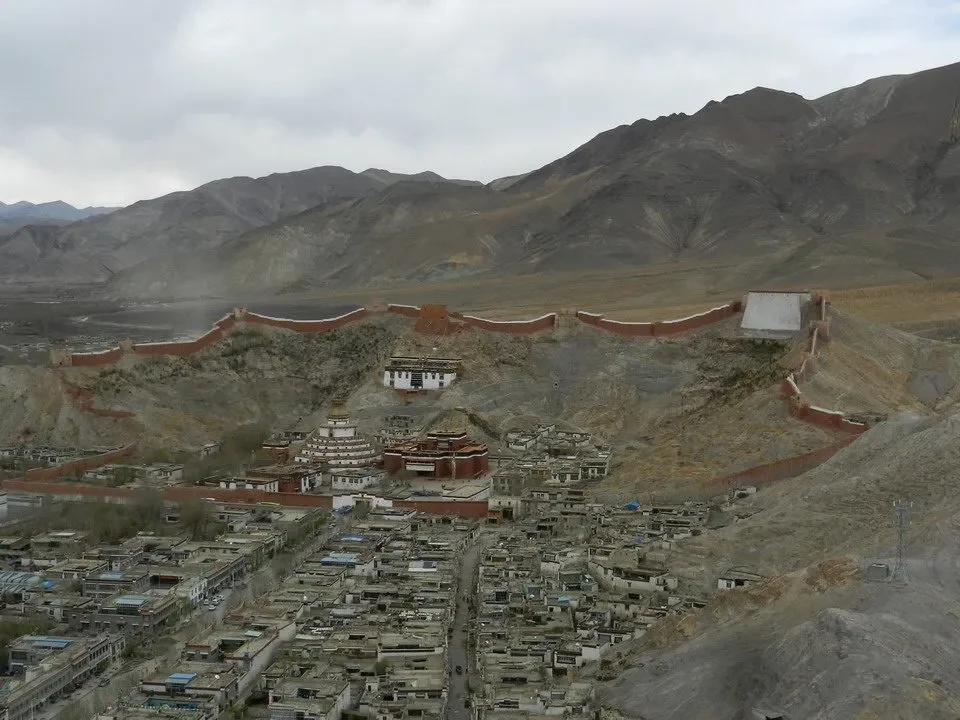 Vista panoramica di un monastero e delle montagne in Nepal e Tibet.