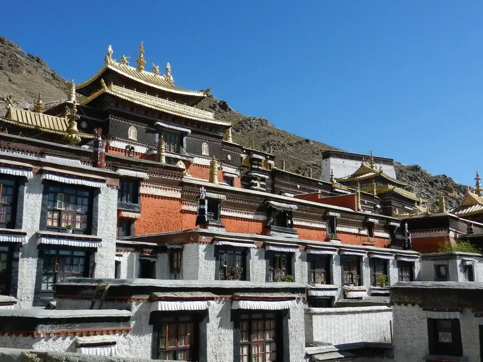 Monastero di Shigatse e Tashilungpo con edifici tradizionali in Nepal e Tibet.