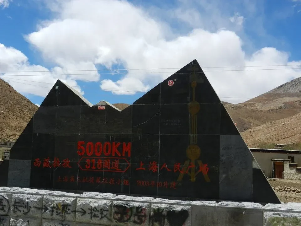 Un'infrastruttura stradale si snoda attraverso un paesaggio montano del Nepal e del Tibet.