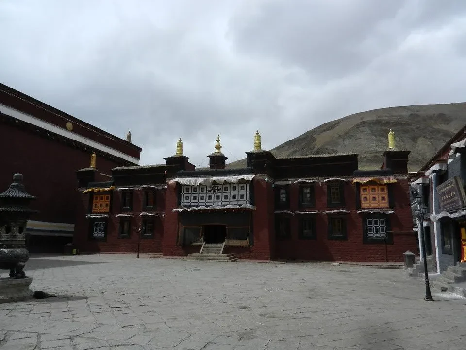 Monastero Sakya in Nepal o Tibet con cortili ampi.