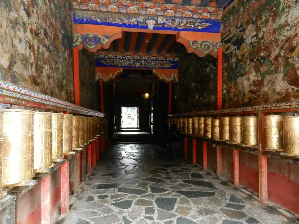 Corridoio interno di un monastero nel Nepal o Tibet.