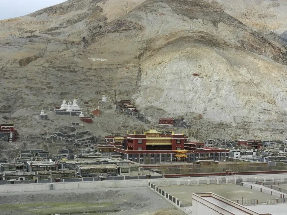Monastero Sakya visibile in un paesaggio montano del Nepal e del Tibet.