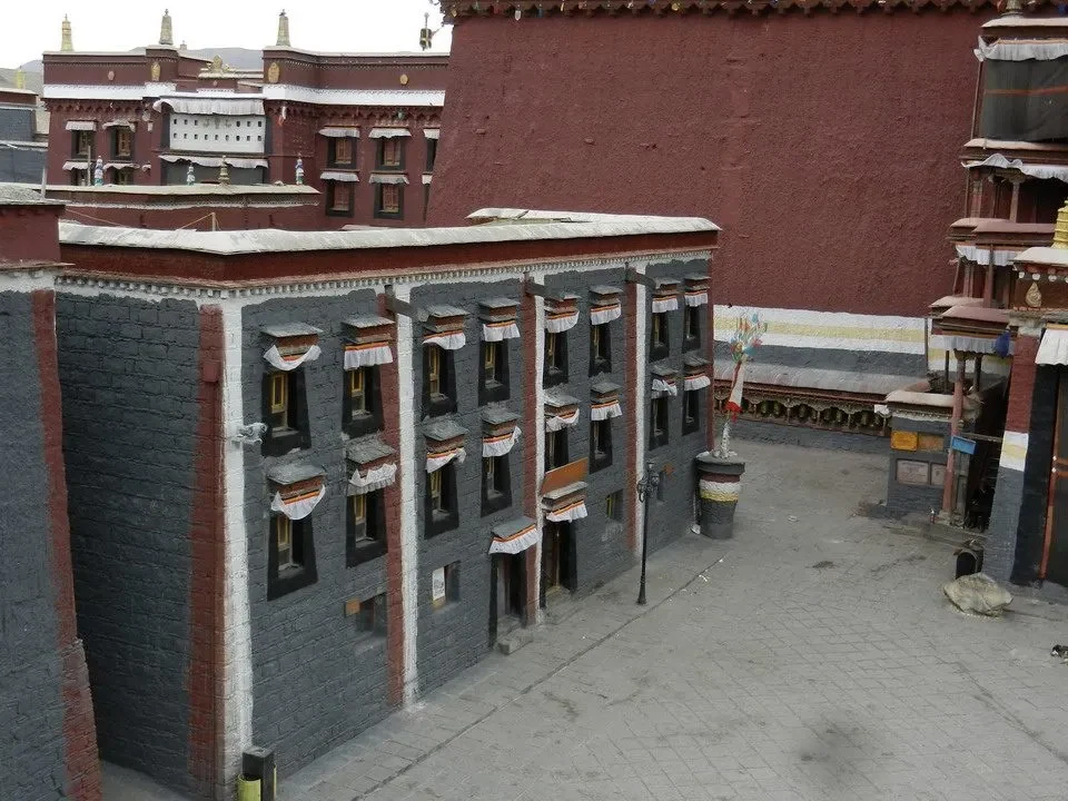 Vista di un monastero tibetano con pareti rosse e grigie in Nepal o Tibet.