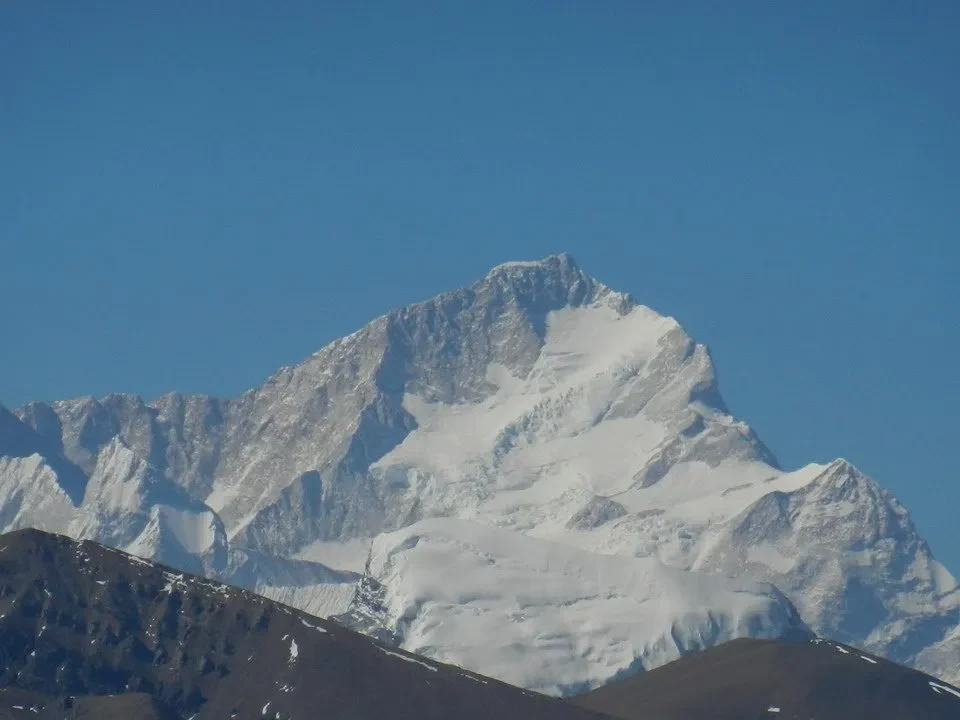 Vista delle montagne innevate del Makalu e del Tibet.
